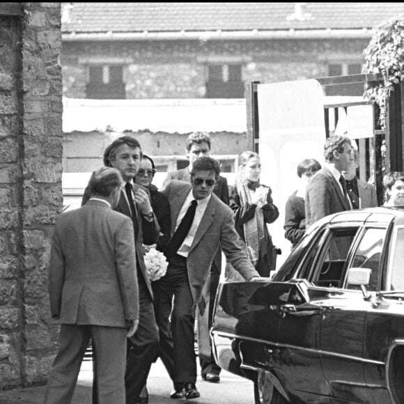 Alain Delon et Romy Schneider lors de l'enterrement du fils de cette dernière, David Meyen, en juillet 1981.