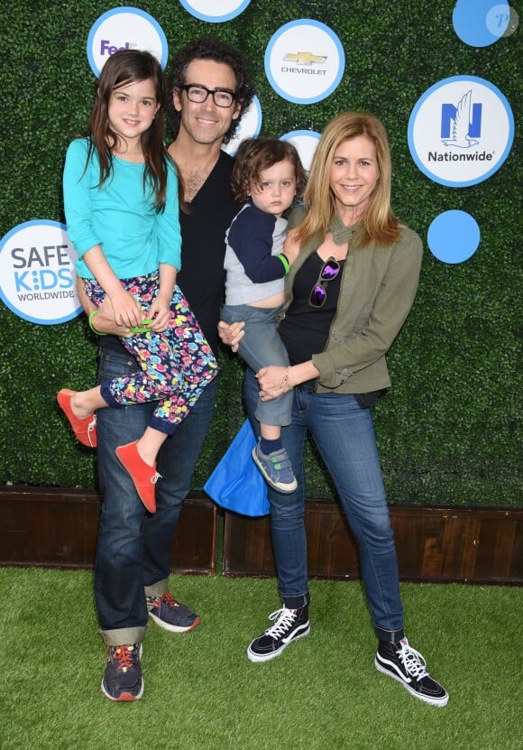 John Fortson et Christie Lynn Smith avec leurs enfants Abby Ryder et Joshua le 24 avril 2016 lors du Safe Kids Day à Culver City.