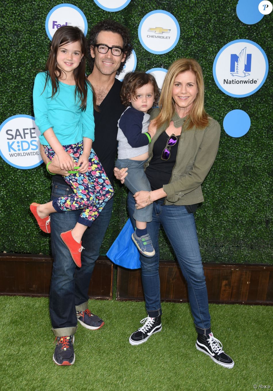 John Fortson et Christie Lynn Smith avec leurs enfants Abby Ryder et Joshua le 24 avril 2016 lors du Safe Kids Day à Culver City.