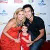 Abby Ryder Fortson avec ses parents Christie Lynn Smith et John Fortson lors d'un événement au SLS Hotel à Los Angeles le 8 septembre 2012.