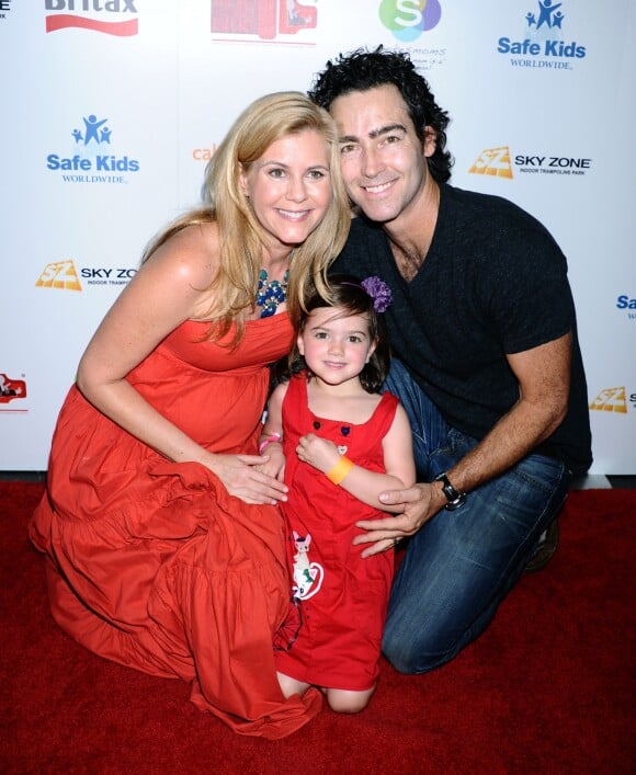 Abby Ryder Fortson avec ses parents Christie Lynn Smith et John Fortson lors d'un événement au SLS Hotel à Los Angeles le 8 septembre 2012.