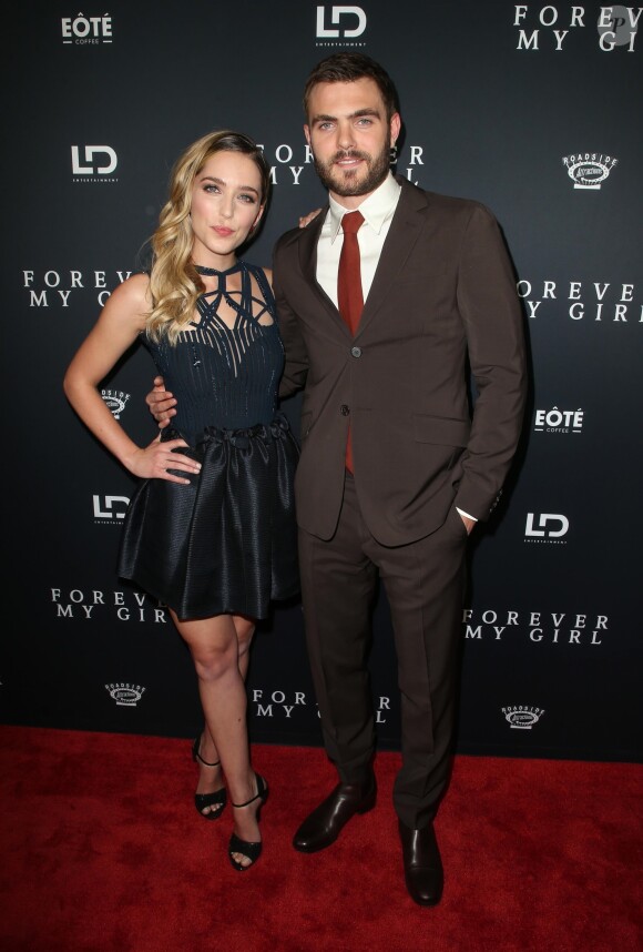 Jessica Rothe et Alex Roe lors de la première du film Forever My Girl à l'hôtel London à Los Angeles, le 16 janvier 2018.