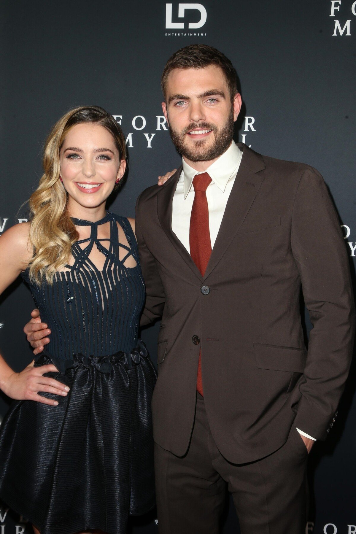 Photo Jessica Rothe et Alex Roe lors de la première du film Forever