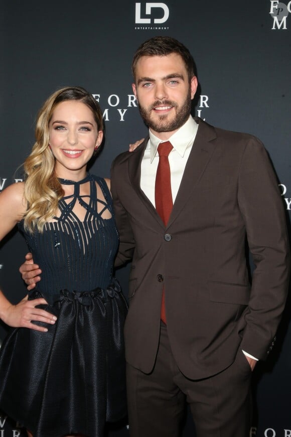 Jessica Rothe et Alex Roe lors de la première du film Forever My Girl à l'hôtel London à Los Angeles, le 16 janvier 2018.