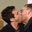 Exclusif - Sam Smith et son compagnon Brandon Flynn s'embrassent passionnément en balade dans le quartier de Soho à Londres. Le 25 février 2018