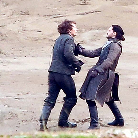 Theon Greyjoy et John Snow lors du tournage de la 7ème saison de ''Game of Thrones'' à Bilbao, le 25 octobre 2016.