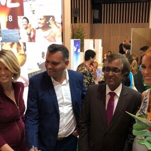 Sylvie Tellier et Maëva Coucke (Miss France 2018) en compagnie d'Arvind Bundhun, directeur de l'office de tourisme de l'île Maurice. Le 25 septembre 2018 à Paris.