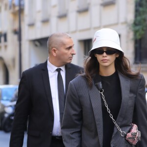 Kaia Gerber quitte son hôtel Le Royal Monceau à Paris, pour se rendre à un essayage pour Chloé. Le 26 septembre 2018