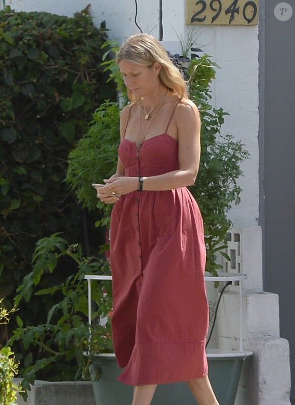 Exclusif - Gwyneth Paltrow sort d'un rendez-vous tandis que son compagnon Brad Falchuk l'attend en scooter à Los Angeles le 20 septembre 2018.