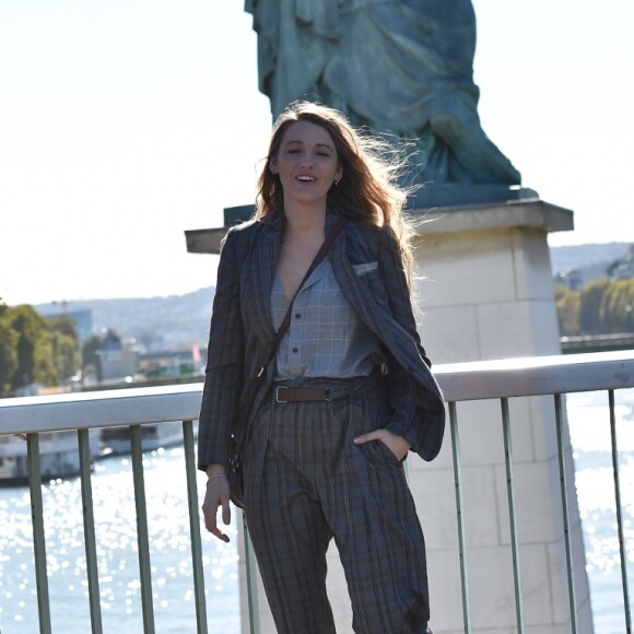 Blake Lively se balade sur le pont de Grenelle et devant la statue de la liberté à Paris le 25 septembre 2018.