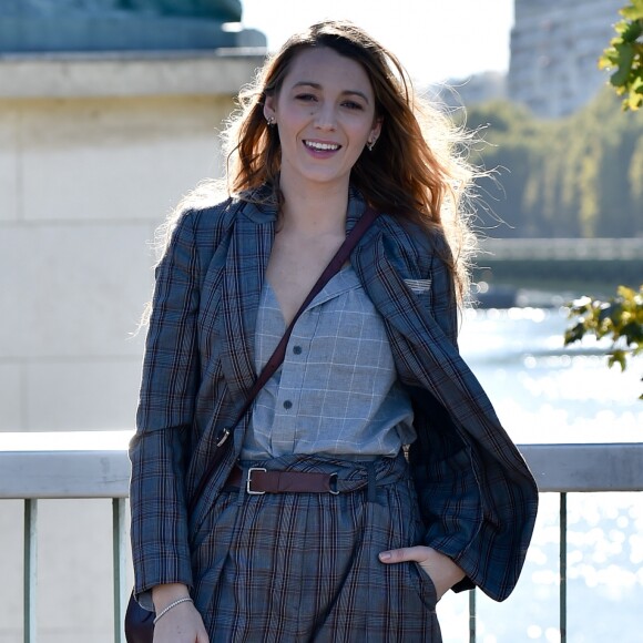 Blake Lively se balade sur le pont de Grenelle et devant la statue de la liberté à Paris le 25 septembre 2018.