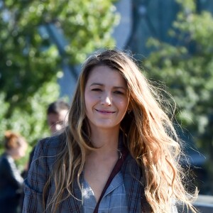 Blake Lively se balade sur le pont de Grenelle et devant la statue de la liberté à Paris le 25 septembre 2018.