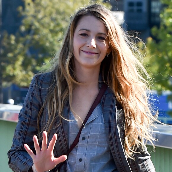 Blake Lively se balade sur le pont de Grenelle et devant la statue de la liberté à Paris le 25 septembre 2018.