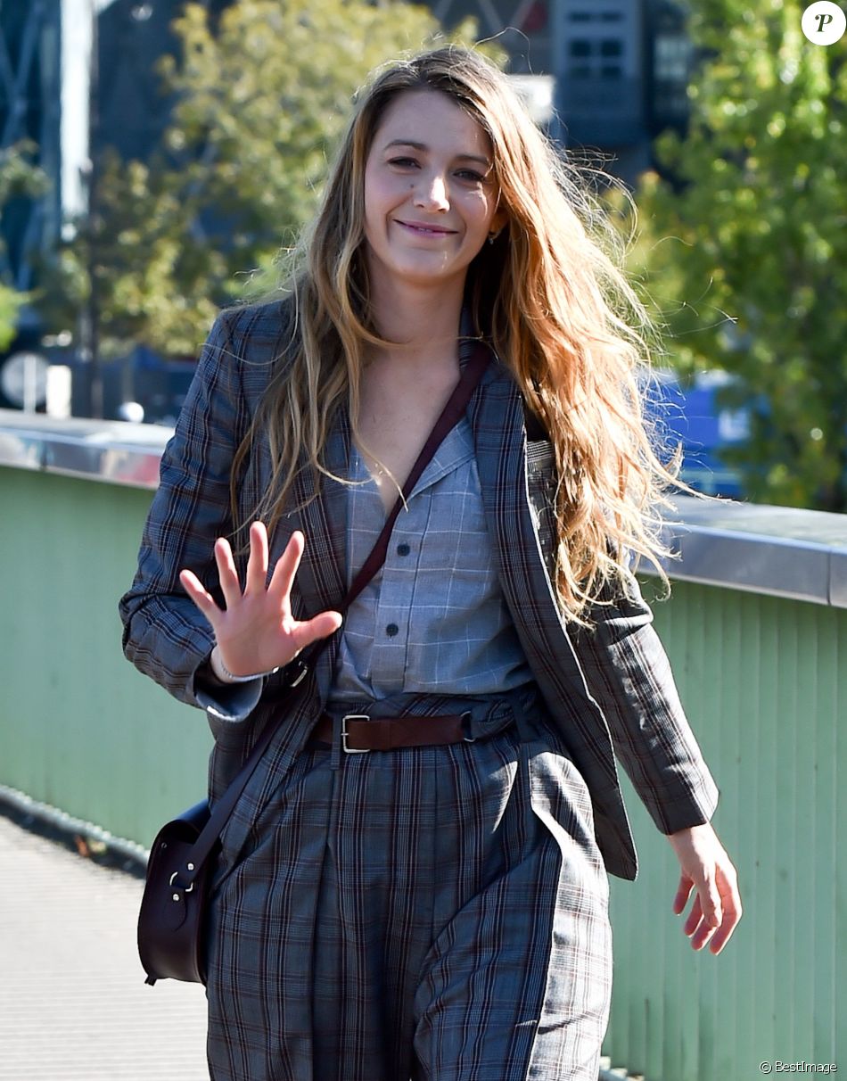 Blake Lively se balade sur le pont de Grenelle et devant la statue de