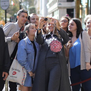 Blake Lively fait un selfie avec des fans à la sortie de son hôtel à Paris le 19 septembre 2018. © Cyril Moreau / Bestimage