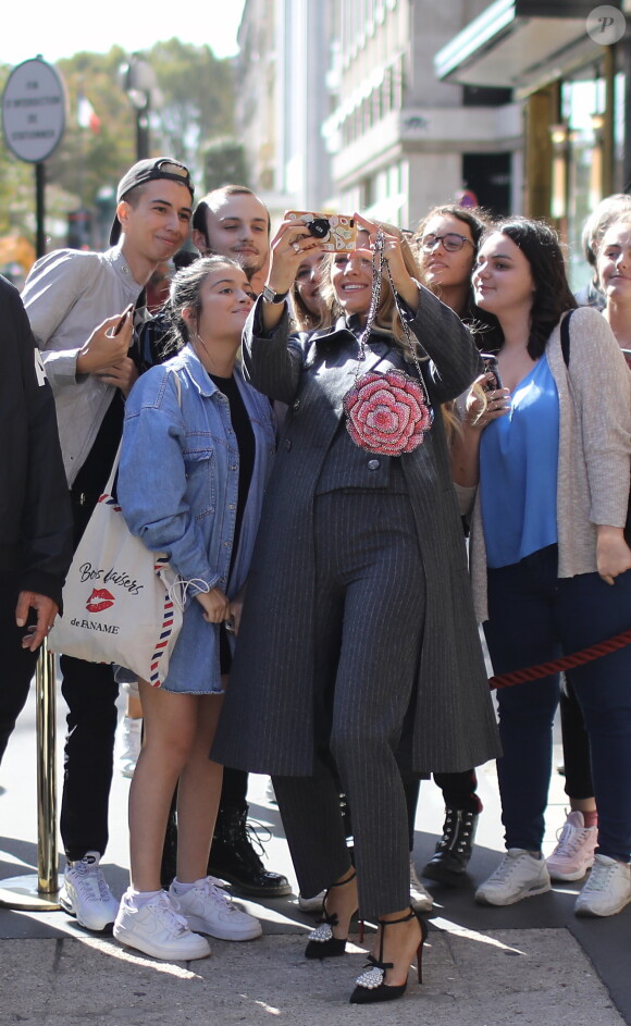 Blake Lively fait un selfie avec des fans à la sortie de son hôtel à Paris le 19 septembre 2018. © Cyril Moreau / Bestimage