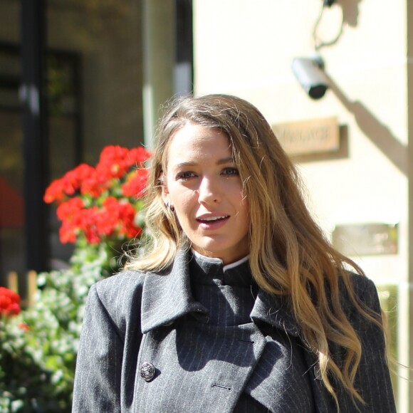 Blake Lively fait un selfie avec des fans à la sortie de son hôtel à Paris le 19 septembre 2018. © Cyril Moreau / Bestimage