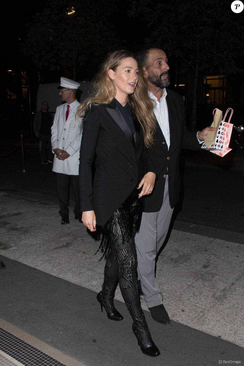 Exclusif - Blake Lively arrive à l'hôtel Plaza Athénée à Paris le 18