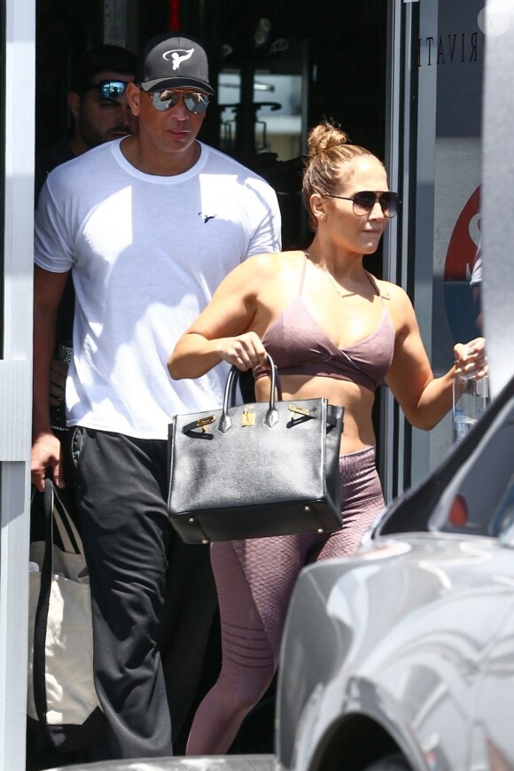 Exclusif - Jennifer Lopez et son compagnon Alex Rodriguez arrivent à la salle de sport pour une séance d'entraînement à Miami le 24 août 2018.