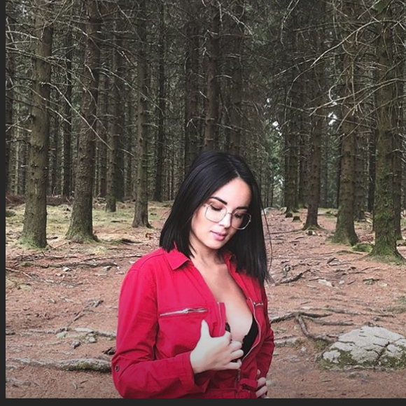 Agathe Auproux enflamme la toile avec un décolleté sexy sur Instagram le 9 septembre 2018.