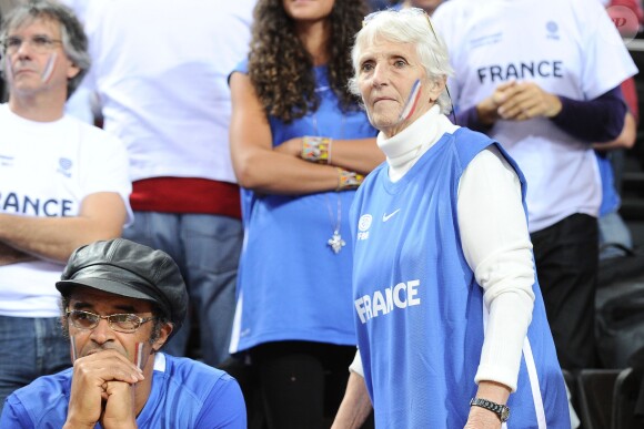 Yannick Noah et sa mère Marie-Claire assistent au quart de finale de basket de l'Euro 2011 entre la France et la Grèce à Kaunas, en Lituani, le 15 septembre 2011.