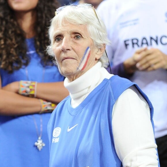 Yannick Noah et sa mère Marie-Claire assistent au quart de finale de basket de l'Euro 2011 entre la France et la Grèce à Kaunas, en Lituani, le 15 septembre 2011.