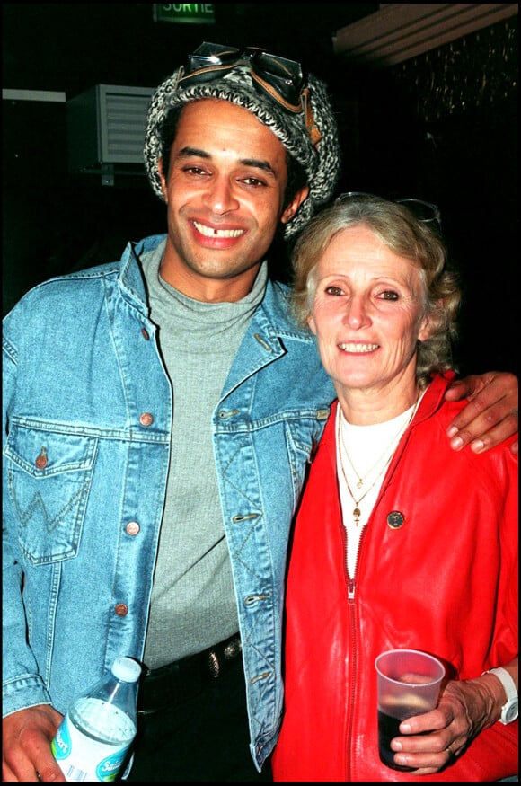 Yannick Noah et sa mère Marie-Claire à La Cigale, à Paris, le 5 décembre 1993.