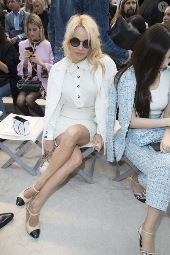 Pamela Anderson - Front row du défilé Chanel Collection Prêt-à-Porter Printemps/Eté 2019 lors de la Fashion Week au Grand Palais à Paris le 2 octobre 2018.