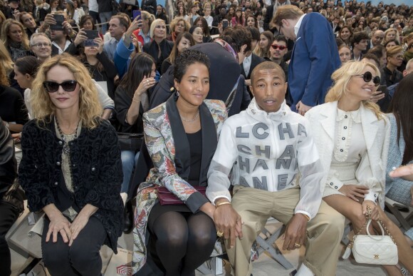 Vanessa Paradis, Pharrell Williams et sa femme Helen Lasichanh, Pamela Anderson - Front row du défilé Chanel Collection Prêt-à-Porter Printemps/Eté 2019 lors de la Fashion Week au Grand Palais à Paris le 2 octobre 2018.