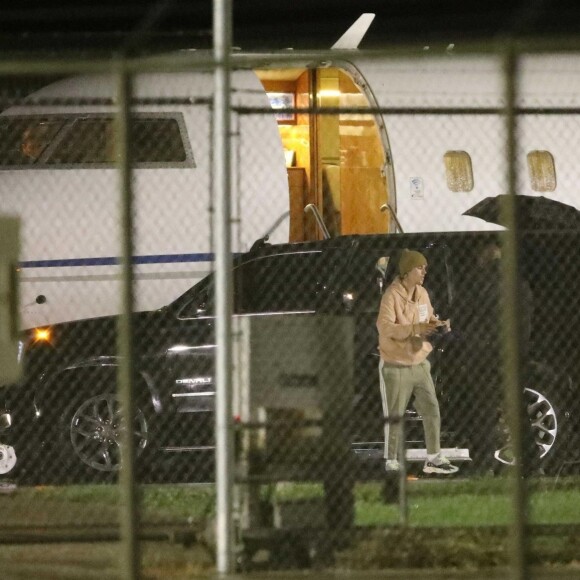 Exclusif - Justin Bieber et sa fiancée Hailey Baldwin quittent l'aéroport de Ontario au Canada en jet privé, le 30 septembre 2018