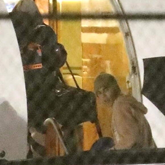 Exclusif - Justin Bieber et sa fiancée Hailey Baldwin quittent l'aéroport de Ontario au Canada en jet privé, le 30 septembre 2018