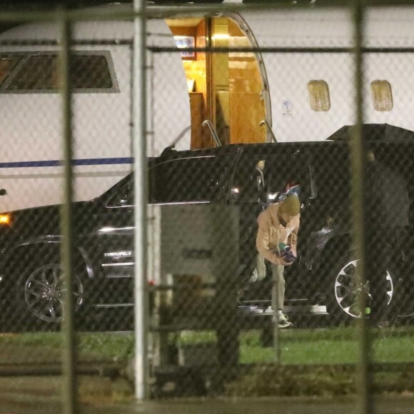 Exclusif - Justin Bieber et sa fiancée Hailey Baldwin quittent l'aéroport de Ontario au Canada en jet privé, le 30 septembre 2018