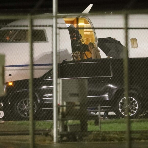 Exclusif - Justin Bieber et sa fiancée Hailey Baldwin quittent l'aéroport de Ontario au Canada en jet privé, le 30 septembre 2018