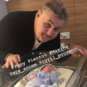 Pierre Ménès pose avec sa petite-fille Maxine. Octobre 2018.