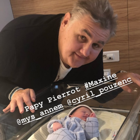 Pierre Ménès pose avec sa petite-fille Maxine. Octobre 2018.