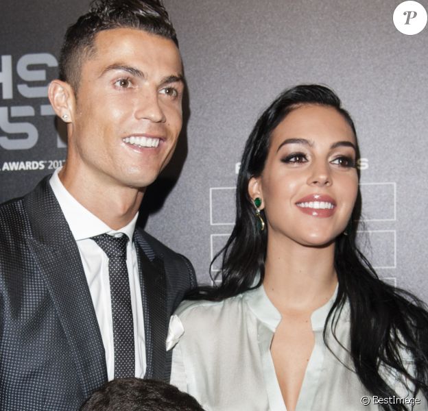 Cristiano Ronaldo (meilleur joueur), son fils Cristiano Jr et sa compagne Georgina Rodriguez enceinte - The Best FIFA Football Awards 2017 au London Palladium à Londres, le 23 octobre 2017. © Pierre Perusseau/Bestimage