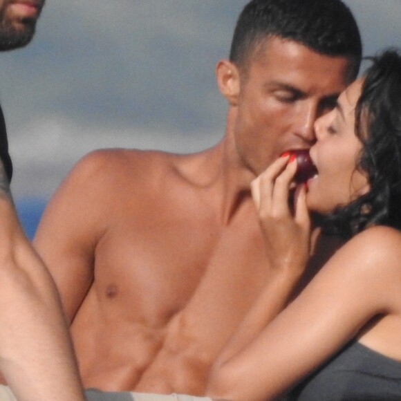 Exclusif - Cristiano Ronaldo et sa compagne Georgina Rodriguez font de la plongée sous-marine pendant leurs vacances en Grèce, le 8 juillet 2018.