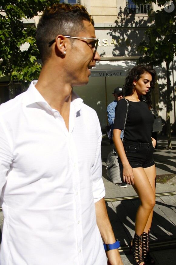 Exclusif  - Cristiano Ronaldo et sa compagne Georgina Rodriguez font du shopping dans les rues de Madrid, quelques jours avant la finale de la Ligue des Champions. Le 30 mai 2017.