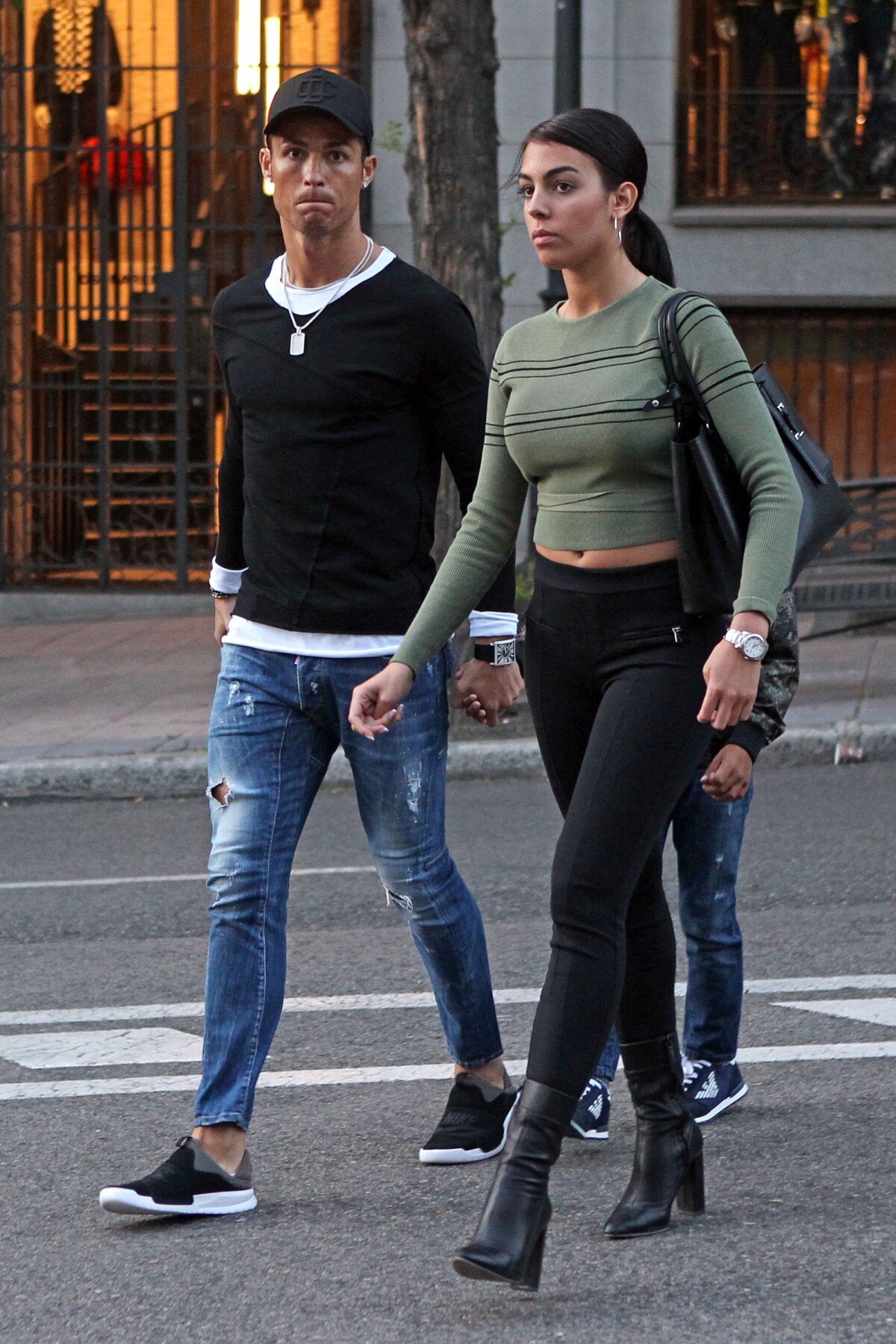 Photo : Cristiano Ronaldo se promène avec son fils Cristiano Ronaldo Jr et  sa compagne Georgina Rodriguez à Madrid, le 20 avril 2017. - Purepeople