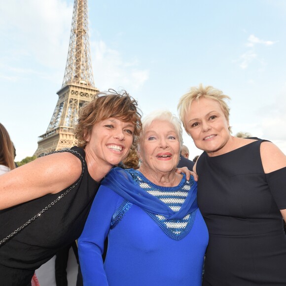 Line Renaud entre Muriel Robin et sa compagne Anne Le Nen - Soirée du 90ème anniversaire de Line Renaud sur le Bateau Potel et Chabot "Pavillon Seine" à Paris le 2 juillet 2018. © Coadic Guirec/Bestimage