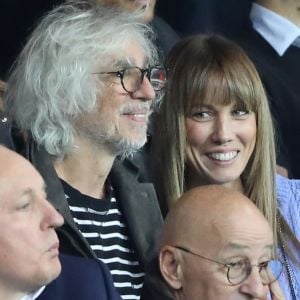 Louis Bertignac et sa compagne Laeticia dans les tribunes lors du match de ligue des champions de l'UEFA opposant le Paris Saint-Germain contre l'Étoile rouge de Belgrade au parc des Princes à Paris, France, le 3 octobre 2018. Le PSG gagne 6-1. © Cyril Moreau/Bestimage