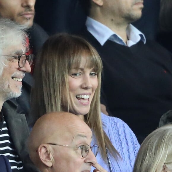 Louis Bertignac et sa compagne Laeticia dans les tribunes lors du match de ligue des champions de l'UEFA opposant le Paris Saint-Germain contre l'Étoile rouge de Belgrade au parc des Princes à Paris, France, le 3 octobre 2018. Le PSG gagne 6-1. © Cyril Moreau/Bestimage