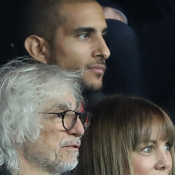 Louis Bertignac et sa compagne Laeticia dans les tribunes lors du match de ligue des champions de l'UEFA opposant le Paris Saint-Germain contre l'Étoile rouge de Belgrade au parc des Princes à Paris, France, le 3 octobre 2018. Le PSG gagne 6-1. © Cyril Moreau/Bestimage