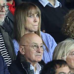 Louis Bertignac et sa compagne Laeticia dans les tribunes lors du match de ligue des champions de l'UEFA opposant le Paris Saint-Germain contre l'Étoile rouge de Belgrade au parc des Princes à Paris, France, le 3 octobre 2018. Le PSG gagne 6-1. © Cyril Moreau/Bestimage