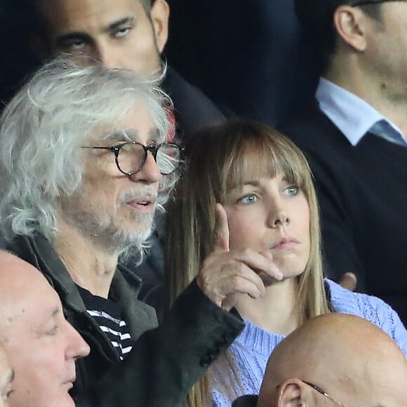 Louis Bertignac et sa compagne Laeticia dans les tribunes lors du match de ligue des champions de l'UEFA opposant le Paris Saint-Germain contre l'Étoile rouge de Belgrade au parc des Princes à Paris, France, le 3 octobre 2018. Le PSG gagne 6-1. © Cyril Moreau/Bestimage