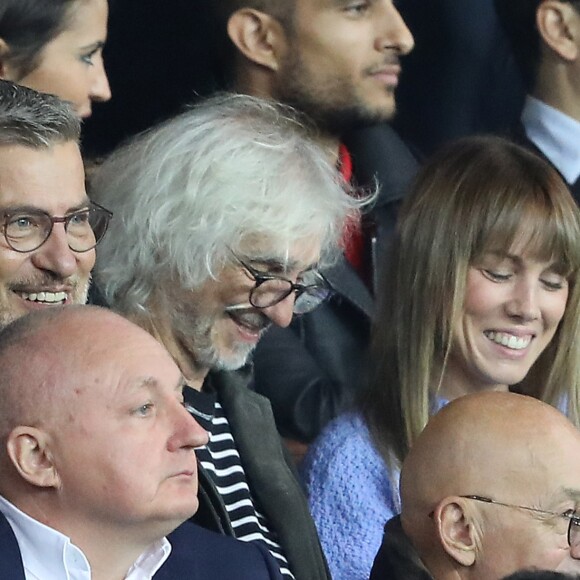 Louis Bertignac et sa compagne Laeticia dans les tribunes lors du match de ligue des champions de l'UEFA opposant le Paris Saint-Germain contre l'Étoile rouge de Belgrade au parc des Princes à Paris, France, le 3 octobre 2018. Le PSG gagne 6-1. © Cyril Moreau/Bestimage