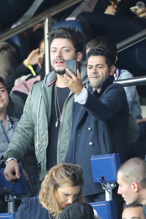 Kev Adams et Jamel Debbouze dans les tribunes lors du match de ligue des champions de l'UEFA opposant le Paris Saint-Germain contre l'Étoile rouge de Belgrade au parc des Princes à Paris, France, le 3 octobre 2018. Le PSG gagne 6-1. © Cyril Moreau/Bestimage