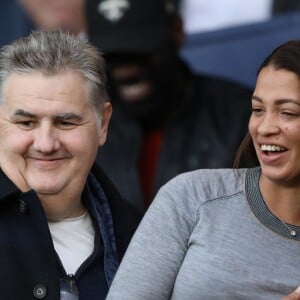 Pierre Ménès et sa compagne Mélissa Acosta dans les tribunes lors du match de ligue des champions de l'UEFA opposant le Paris Saint-Germain contre l'Étoile rouge de Belgrade au parc des Princes à Paris, France, le 3 octobre 2018. Le PSG gagne 6-1. © Cyril Moreau/Bestimage