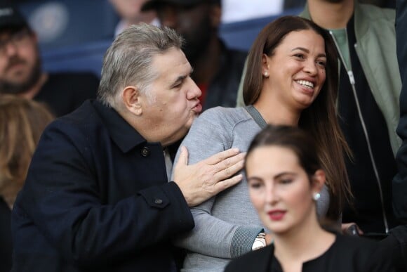 Pierre Ménès et sa compagne Mélissa Acosta dans les tribunes lors du match de ligue des champions de l'UEFA opposant le Paris Saint-Germain contre l'Étoile rouge de Belgrade au parc des Princes à Paris, France, le 3 octobre 2018. Le PSG gagne 6-1. © Cyril Moreau/Bestimage