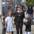 Ben Affleck, sa femme Jennifer Garner et leurs filles Seraphina et Violet vont déguster une glace en famille, à Santa Monica, malgré les rumeurs de séparation du couple, le 28 mai 2015.